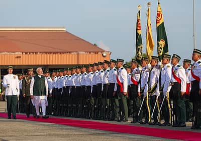 புரூனே சென்ற மோடிக்கு மன்னர் ஹாஜி சார்பில் உற்சாக வரவேற்பு!